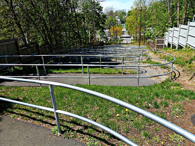 Entry to bike path_pe